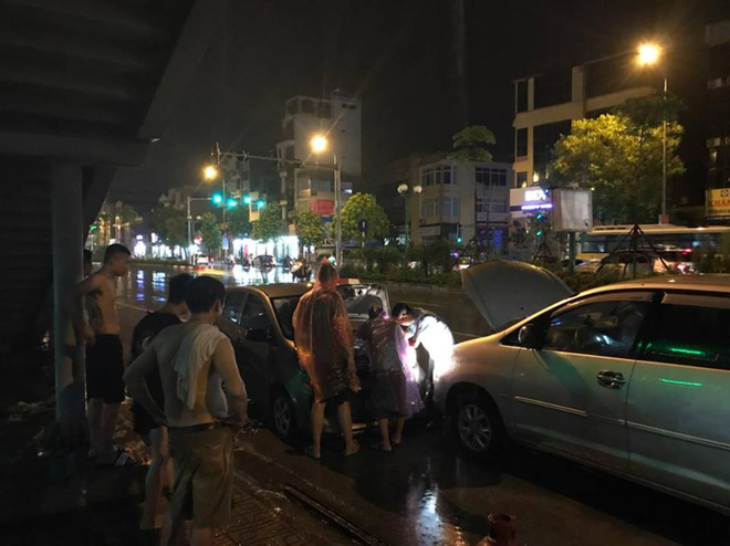Mưa lớn trút xuống vào giờ tan tầm, ô tô xếp hàng dài trên đường phố Hà Nội - Ảnh 15.