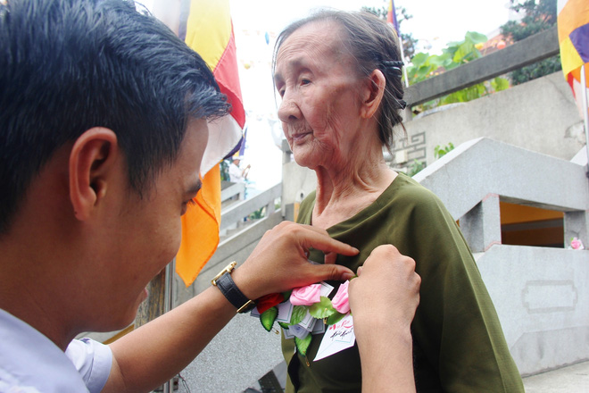Rằm tháng 7: Phố cổ Hà Nội mù mịt hóa vàng mã, Sài Gòn chen nhau mua cơm chay, đi lễ chùa - Ảnh 23.