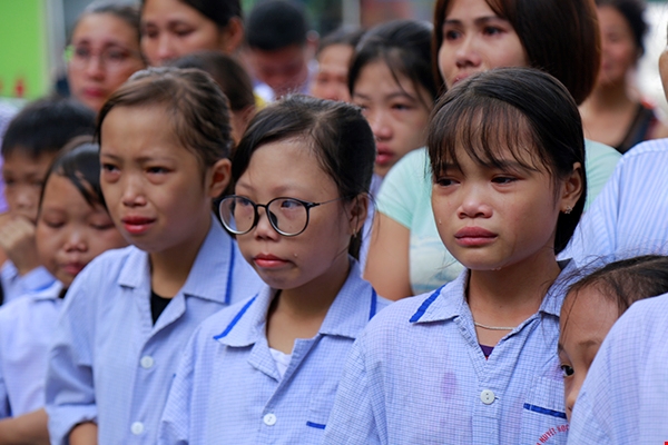 Chuyện xúc động nhất hôm nay: Viện trưởng Viện Huyết học nghỉ hưu, hàng trăm y bác sĩ, bệnh nhân xếp hàng dài chia tay - Ảnh 15.