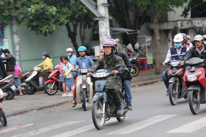 TP.HCM: Học sinh co ro, ngủ gục trên xe bố mẹ đi đến trường dưới thời tiết lạnh nhất năm - Ảnh 14.