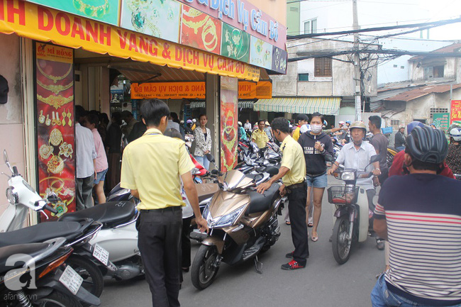 Mang theo con nhỏ đi mua vàng từ sáng sớm ngày vía Thần Tài - Ảnh 30.