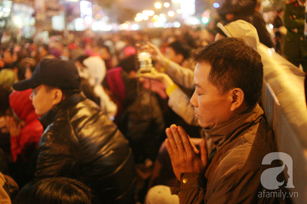Hà Nội: Hàng vạn người ngồi dưới đường để tham dự lễ Cầu an chùa Phúc Khánh - Ảnh 15.
