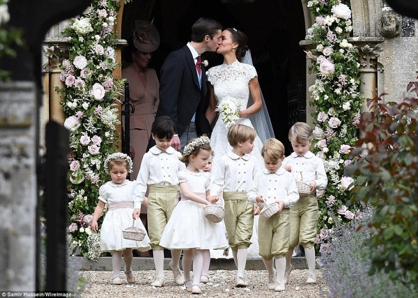 Hoàng tử George, công chúa Charlotte cực đáng yêu tại lễ cưới em gái công nương Kate Middleton - Ảnh 15.