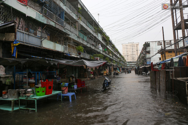 Trẻ em bơi giữa đường phố Sài Gòn sau cơn mưa lớn - Ảnh 15.