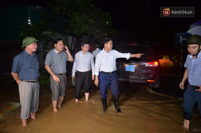 Chùm ảnh: Người dân sơ tán tài sản, vật nuôi trong đêm do nước tràn bờ tại Chương Mỹ, Hà Nội - Ảnh 15.