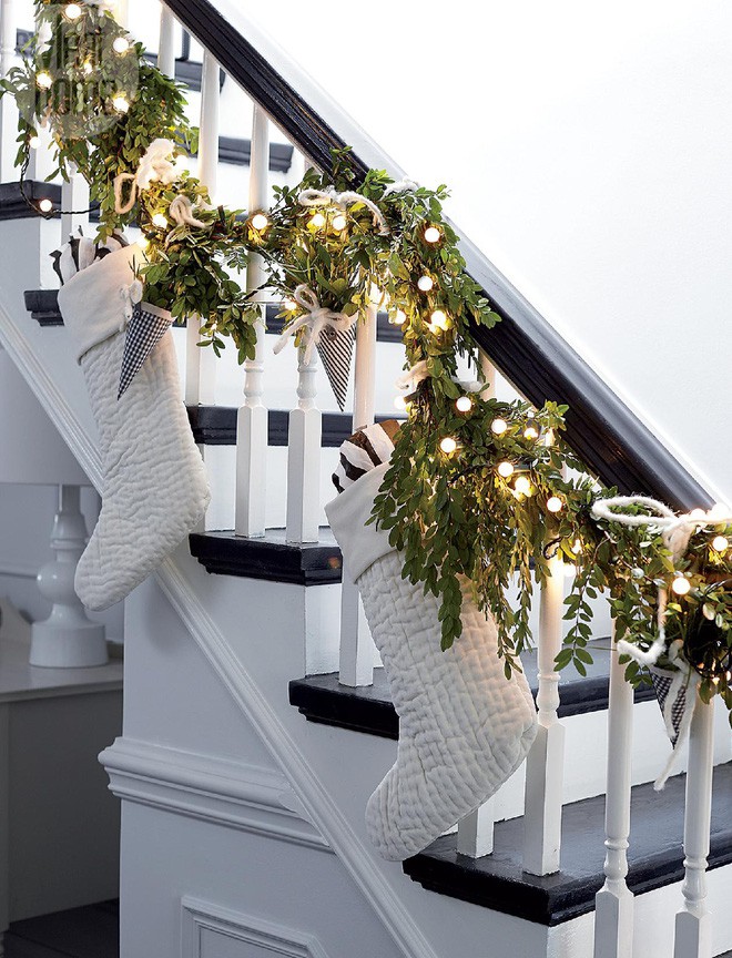Ý tưởng trang trí cầu thang đơn giản mà lung linh để đón Giáng sinh đang tới gần - Ảnh 15.