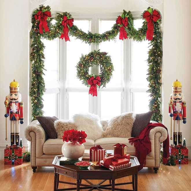 Những kiểu trang trí phòng khách đậm chất Giáng sinh nhìn đã thấy an lành - Ảnh 14.