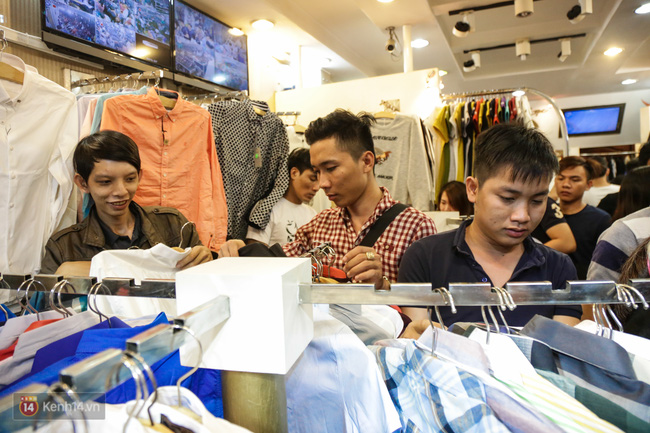 Nhiều nhân viên cửa hàng thời trang ở Sài Gòn cầm bảng giá tràn ra đường chào mời khách dịp cận Tết - Ảnh 16.