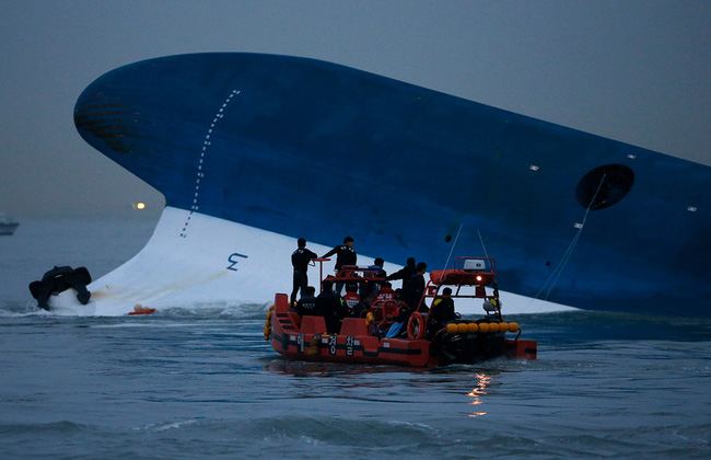 Loạt hình ám ảnh trong thảm kịch chìm phà Sewol cướp đi sinh mạng của gần 300 học sinh ở Hàn Quốc 3 năm trước - Ảnh 16. Loạt hình ám ảnh trong thảm kịch chìm phà Sewol cướp đi sinh mạng của gần 300 học sinh ở Hàn Quốc 3 năm trước - Ảnh 16.