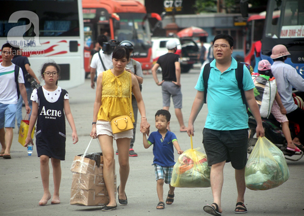 Kết thúc nghỉ lễ, dòng người ồ ạt đổ về thành phố, các cửa ngõ Hà Nội, Sài Gòn ách tắc cục bộ - Ảnh 51.