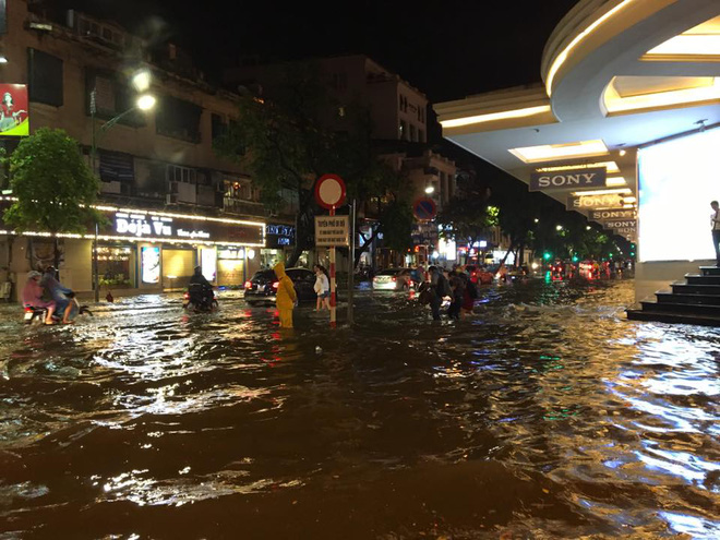 Mưa lớn trút xuống vào giờ tan tầm, ô tô xếp hàng dài trên đường phố Hà Nội - Ảnh 17.