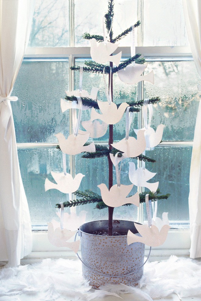17 ý tưởng trang trí cây thông Noel mini đẹp, độc, lạ dành riêng cho nhà nhỏ  - Ảnh 15.