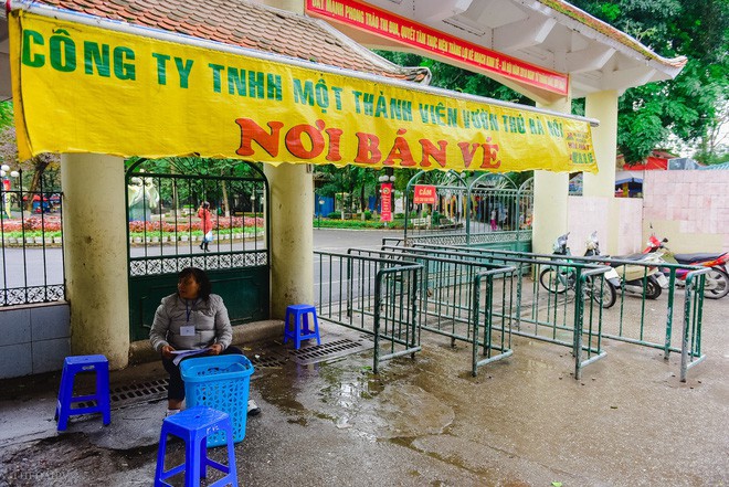 Mưa cả ngày, người Hà Nội đổ về các TTTM mua sắm và vui chơi ngày đầu nghỉ lễ Tết Dương lịch - Ảnh 16.