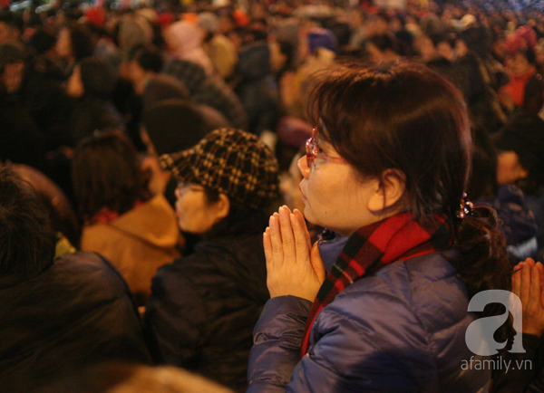Hà Nội: Hàng vạn người ngồi dưới đường để tham dự lễ Cầu an chùa Phúc Khánh - Ảnh 17.