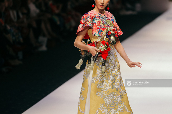 VIFW ngày 2: Hoa hậu Kỳ Duyên diễn xuất thần, mặt lạnh như băng trong show diễn NTK Thủy Nguyễn - Ảnh 12.