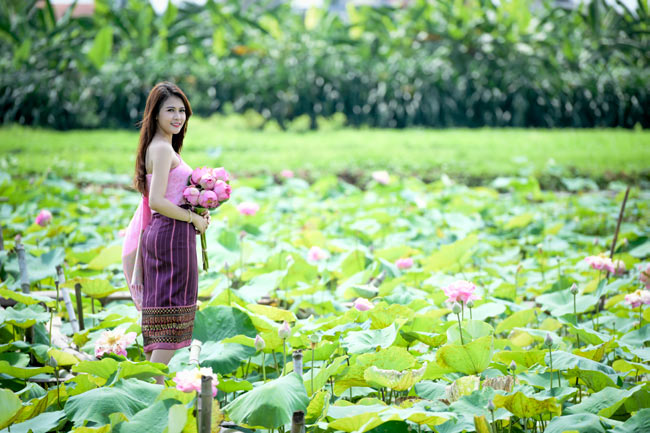 Thiếu nữ L&agrave;o khoe d&aacute;ng ngọc b&ecirc;n sen đầu hạ - Ảnh 17.