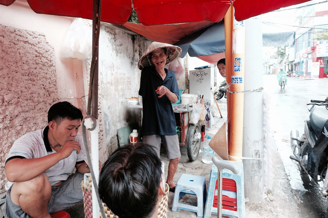 Chuyện của chú Ba Sài Gòn - Người đàn ông 40 năm đẩy xe bán chè vỉa hè chỉ bằng một tay - Ảnh 17.