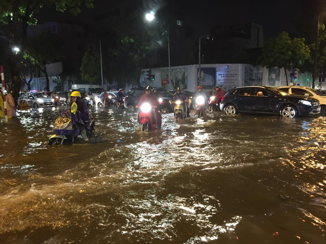 Mưa lớn trút xuống vào giờ tan tầm, ô tô xếp hàng dài trên đường phố Hà Nội - Ảnh 18.