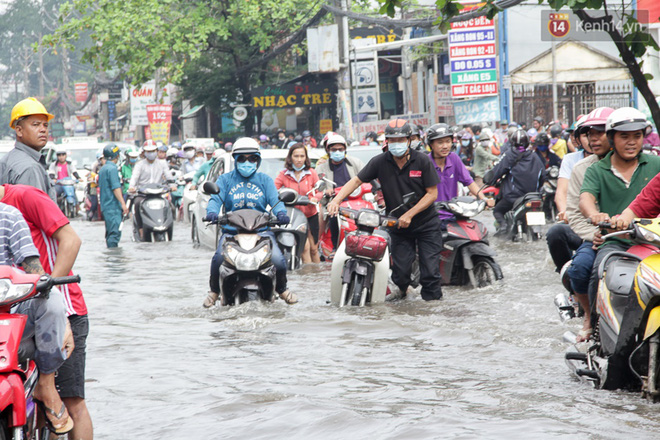 Sài Gòn ngập cả buổi sáng sau trận mưa đêm, nhân viên thoát nước ra đường đẩy xe chết máy giúp người dân - Ảnh 17.