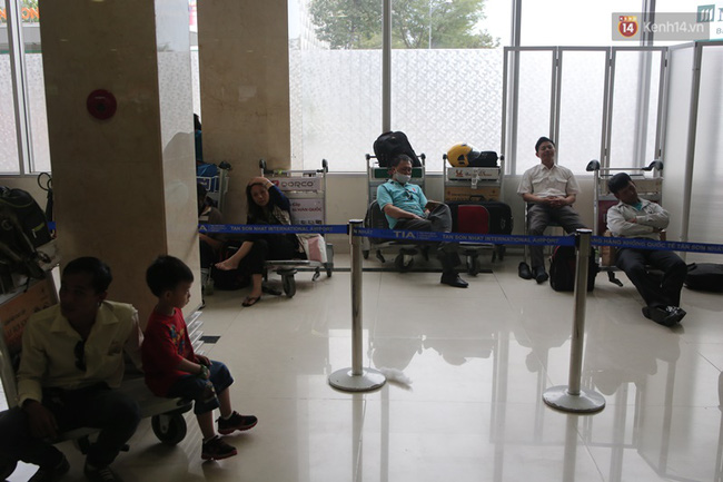 Chùm ảnh: Cận Tết, biển người vật vã hàng tiếng đồng hồ chờ check in ở sân bay Tân Sơn Nhất - Ảnh 19.