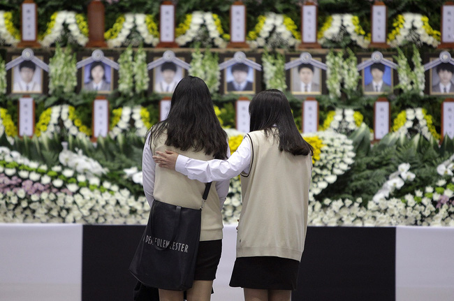 Loạt hình ám ảnh trong thảm kịch chìm phà Sewol cướp đi sinh mạng của gần 300 học sinh ở Hàn Quốc 3 năm trước - Ảnh 19. Loạt hình ám ảnh trong thảm kịch chìm phà Sewol cướp đi sinh mạng của gần 300 học sinh ở Hàn Quốc 3 năm trước - Ảnh 19.