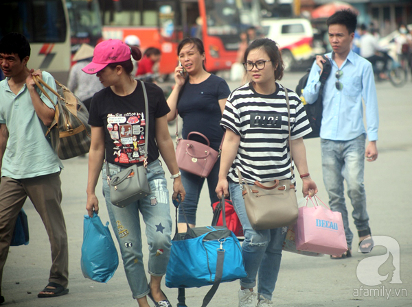 Kết thúc nghỉ lễ, dòng người ồ ạt đổ về thành phố, các cửa ngõ Hà Nội, Sài Gòn ách tắc cục bộ - Ảnh 54.