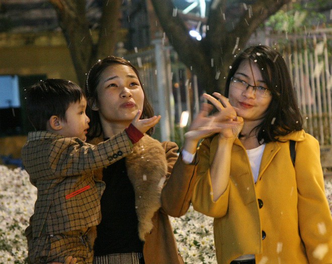 Hàng vạn người xuống phố, hào hứng đón Giáng sinh trong tiết trời đẹp - Ảnh 31. Hàng vạn người xuống phố, hào hứng đón Giáng sinh trong tiết trời đẹp - Ảnh 31.