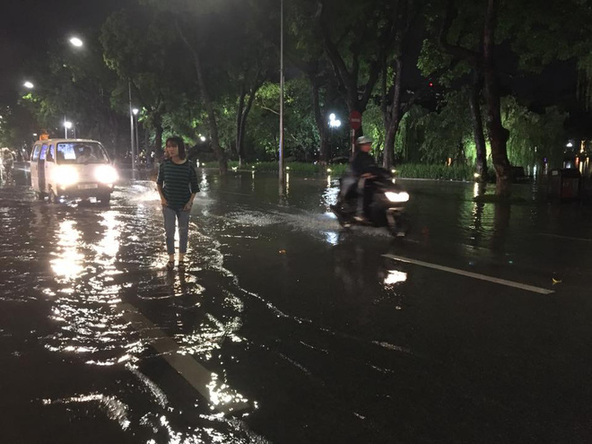 Mưa lớn trút xuống vào giờ tan tầm, ô tô xếp hàng dài trên đường phố Hà Nội - Ảnh 21.
