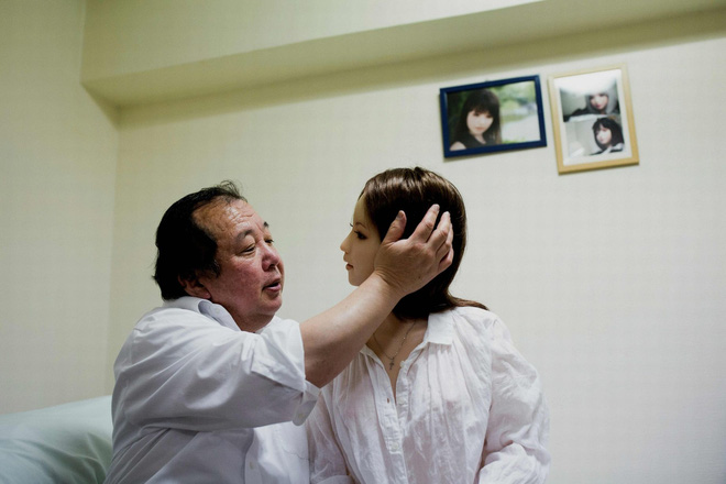 Người đàn ông Nhật Bản sống cùng vợ con và những cô búp bê tình dục xinh đẹp - Ảnh 20.