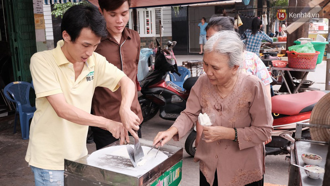 Bạn trẻ Sài Gòn rủ nhau ủng hộ cụ bà 70 tuổi bán kem nuôi chồng bệnh và cháu ăn học - Ảnh 3.