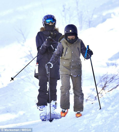 6 nhóc tỳ nhà Angelina Jolie khoái chí đi trượt tuyết cùng mẹ - Ảnh 4.