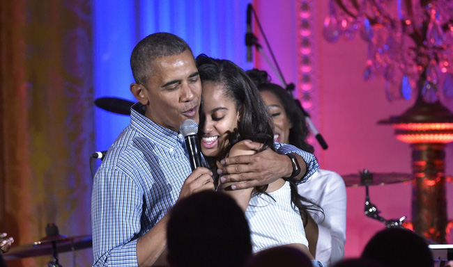Con gái lớn nhà Obama bật khóc bên mẹ khi lắng nghe bài phát biểu chia tay của bố - Ảnh 3.