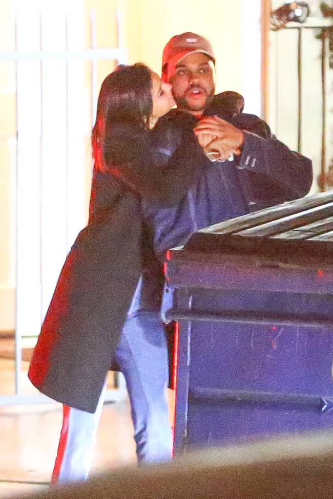 HOT: Selena Gomez lộ ảnh công khai hôn môi The Weeknd tình tứ - Ảnh 3.