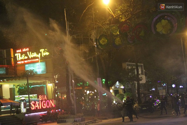 TPHCM: Dãy đèn trang trí bị chê màu mè ở đường Phạm Ngọc Thạch bất ngờ bốc cháy - Ảnh 4.