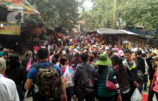 Sợ đông đúc và tắc đường, hàng nghìn người tới chùa Hương từ... nửa đêm - Ảnh 18.