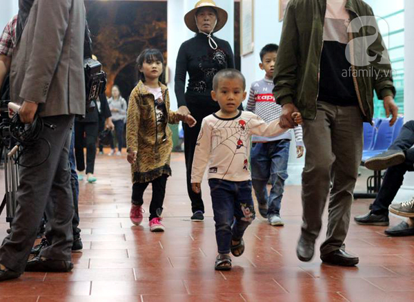 Sợ đông đúc và tắc đường, hàng nghìn người tới chùa Hương từ... nửa đêm - Ảnh 8.