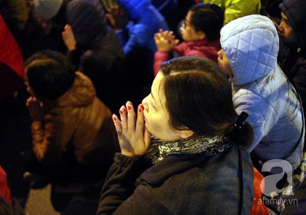 Hà Nội: Hàng vạn người ngồi dưới đường để tham dự lễ Cầu an chùa Phúc Khánh - Ảnh 3.