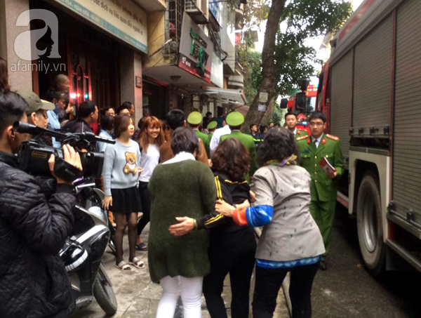 Hà Nội: Cháy lớn trên phố Bát Đàn, cụ bà 86 tuổi tử vong, tầng 2 của ngôi nhà bị thiêu rụi - Ảnh 9.