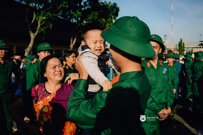 Nước mắt, nụ cười và những khoảnh khắc xúc động ngày tân binh ở Sài Gòn lên đường nhập ngũ - Ảnh 3.
