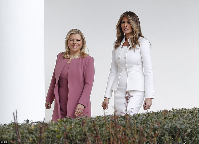 Đệ nhất phu nhân Melania Trump xuất hiện rạng rỡ bên chồng trong buổi tiếp đón ngoại giao đầu tiên tại Nhà Trắng - Ảnh 3.