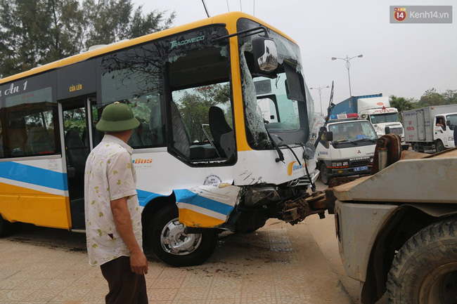 Đà Nẵng: Xe tải tông xe buýt rơi xuống hồ nước - Ảnh 3.