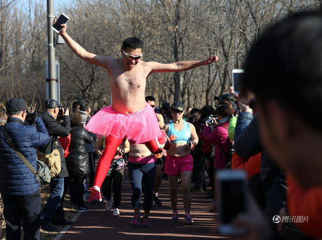 Bất chấp thời tiết giá lạnh, người dân Trung Quốc vẫn mặc đồ bơi chạy bộ giữa trời - Ảnh 3.