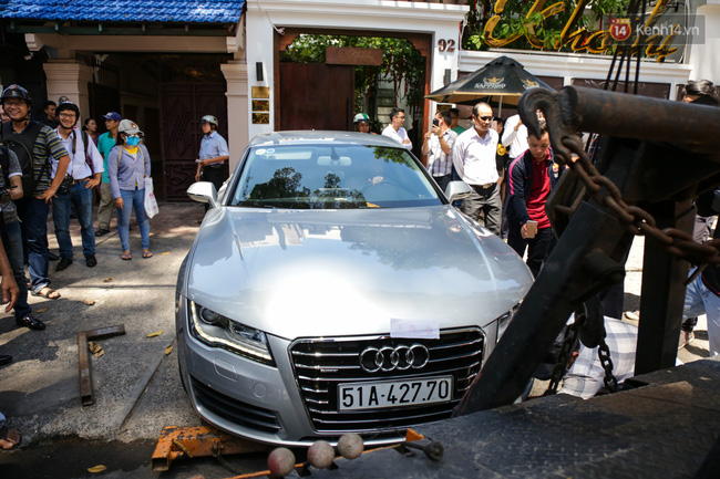 Ô tô Audi của hoa hậu Thu Hoài bị niêm phong đưa về phường do lấn chiếm vỉa hè Sài Gòn - Ảnh 4.