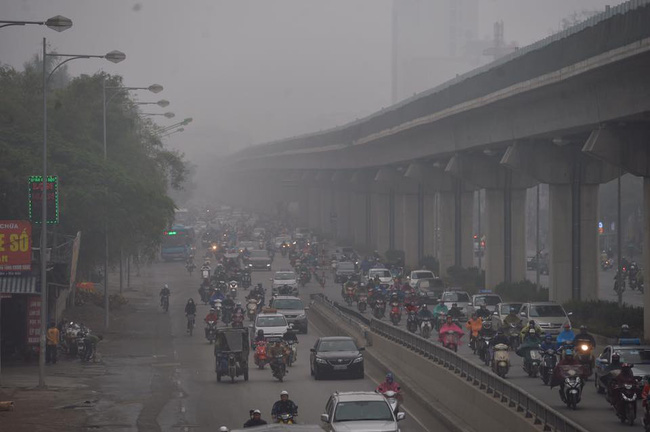 Chùm ảnh: Hà Nội mờ ảo trong sương mù dày đặc ngày cuối tuần - Ảnh 3.