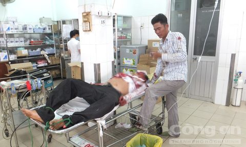 Xe chở nhà trai đi đám cưới gặp nạn, 7 người thương vong - Ảnh 3. Xe chở nhà trai đi đám cưới gặp nạn, 7 người thương vong - Ảnh 3.