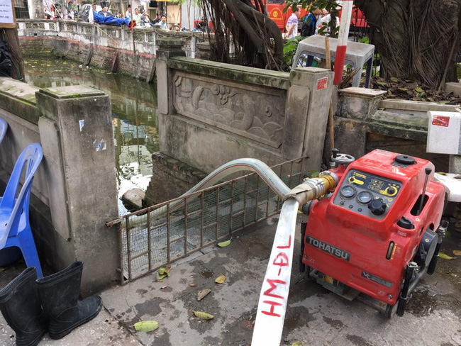 Hà Nội: Dùng hàng trăm mét vòi bơm hút nước ao đình Mai Động chữa cháy 3 căn nhà trong ngõ - Ảnh 3.