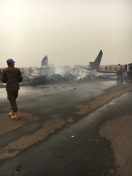 NÓNG: Máy bay chở 44 người gặp tai nạn vỡ tan tành và bốc cháy dữ dội - Ảnh 3.