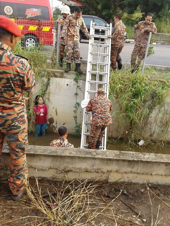 Thấy thiếu nữ chết đuối dưới kênh, cảnh sát lao đến giải cứu và phát hiện hóa ra cô đang... ngủ - Ảnh 3.