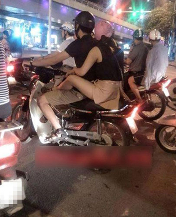 Đi xe máy gác chân lên đùi bạn trai, dáng ngồi gây bão của bạn gái trẻ - Ảnh 3.