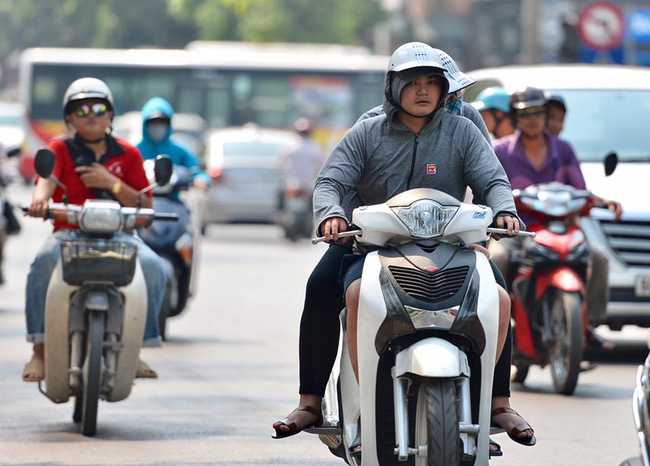 Hà Nội đang 33 độ nhưng nắng nóng, ngột ngạt như 42 độ vậy! - Ảnh 3.